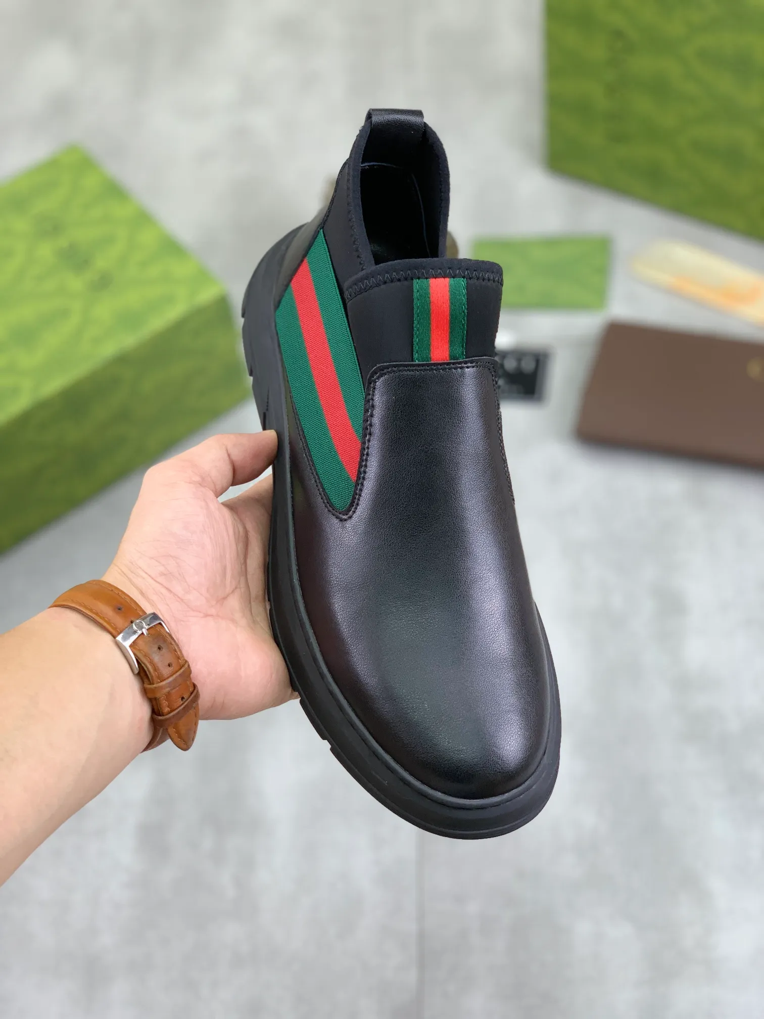 Men's shoes 💰P480 new style, sheepskin and velvet lining, new Gucci (Gucci) high-tops are on the market, new men's shoes, 😘fabrics are selected from original imported calfskin. Soft sheepskin lining and warm fleece lining. The original version is awesome! 👍🏿Original open-molded non-slip PU outsole, with exquisite lines, simple and elegant, super comfortable and classy on foot, suitable for leisure travel. Code number:38-44